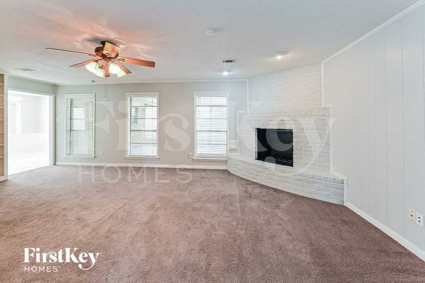 16010 Pebble Bend Dr - Photo 3 of 15