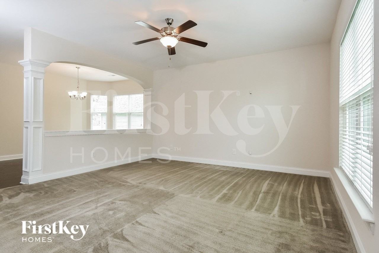 1422 Sedona Ln - Photo 4 of 15
