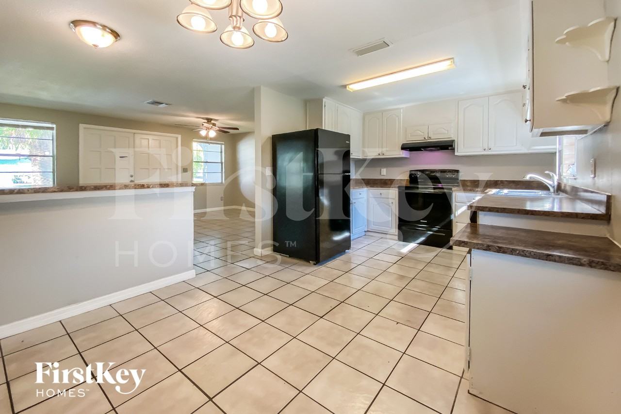 10212 127th Ave - Photo 4 of 17