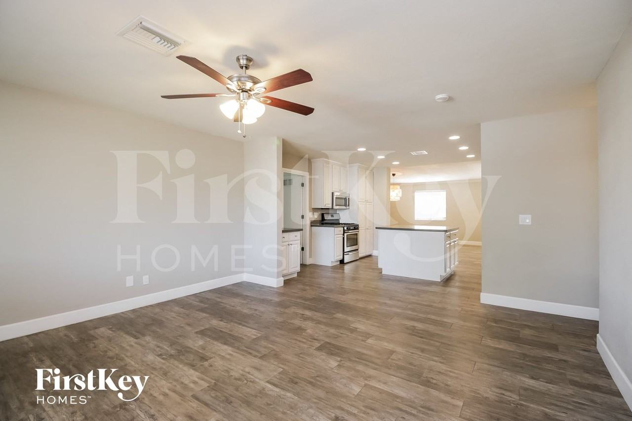 1001 E Seldon Ln - Photo 2 of 15