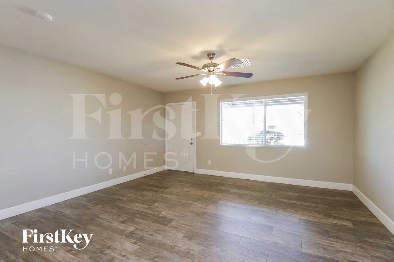 1001 E Seldon Ln - Photo 3 of 15