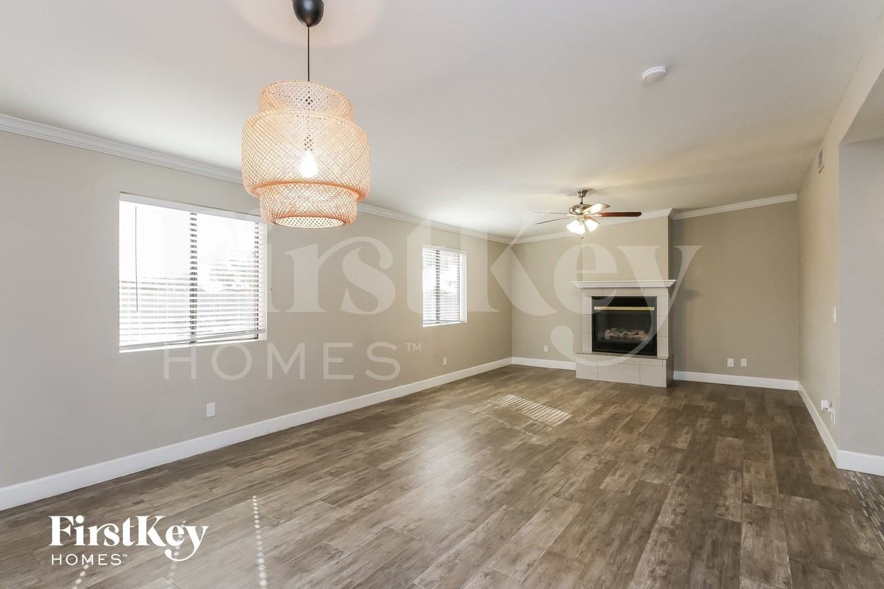 1001 E Seldon Ln - Photo 4 of 15