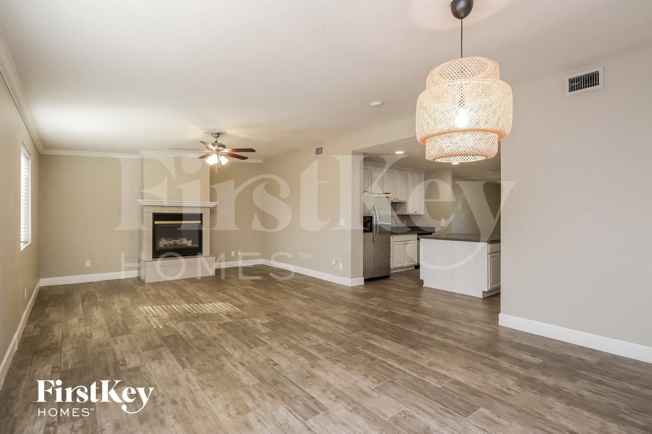 1001 E Seldon Ln - Photo 5 of 15