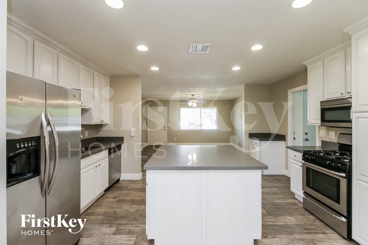 1001 E Seldon Ln - Photo 6 of 15