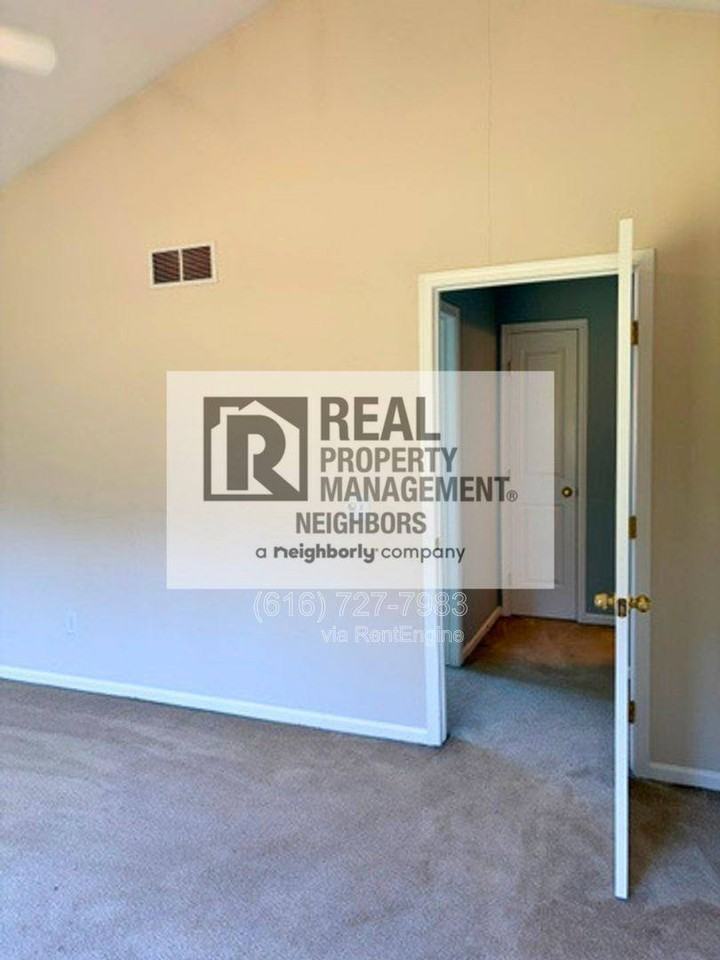1636 Northbend Dr Ne - Photo 2 of 10