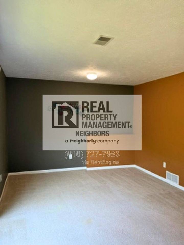1636 Northbend Dr Ne - Photo 3 of 10