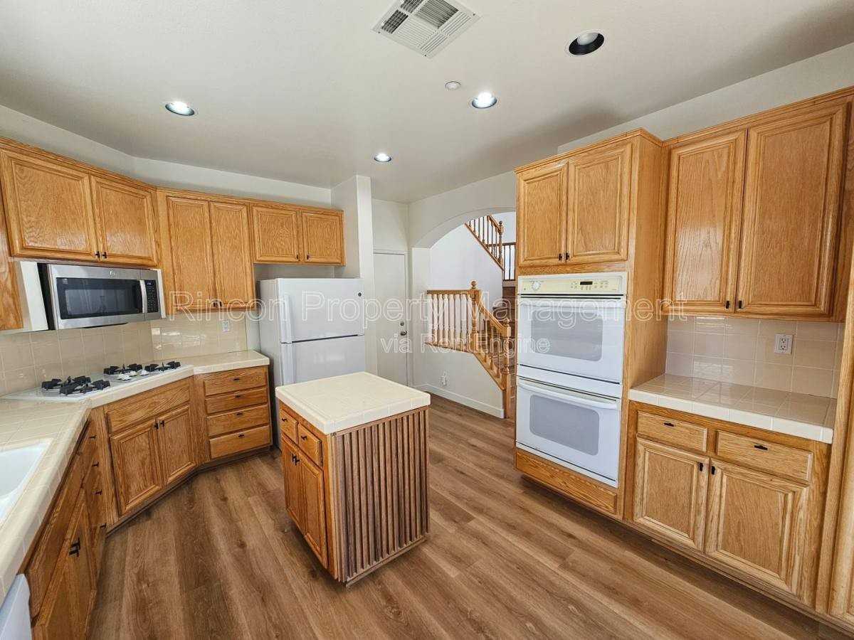 4782 Templeton St - Photo 2 of 10