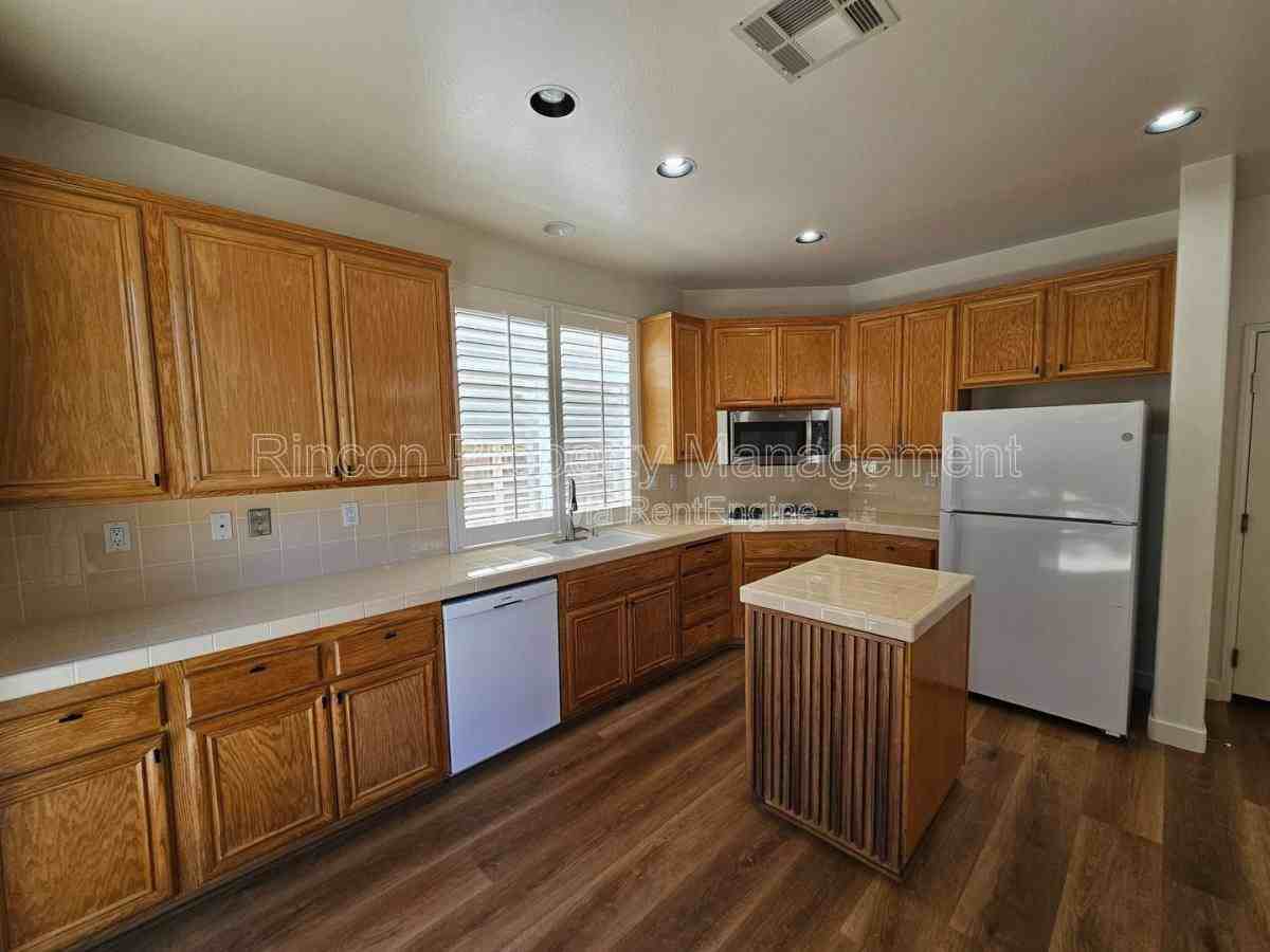 4782 Templeton St - Photo 3 of 10