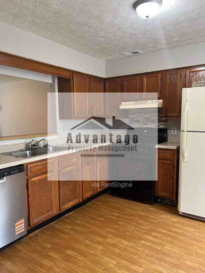 980 Ohara Dr - Photo 3 of 10