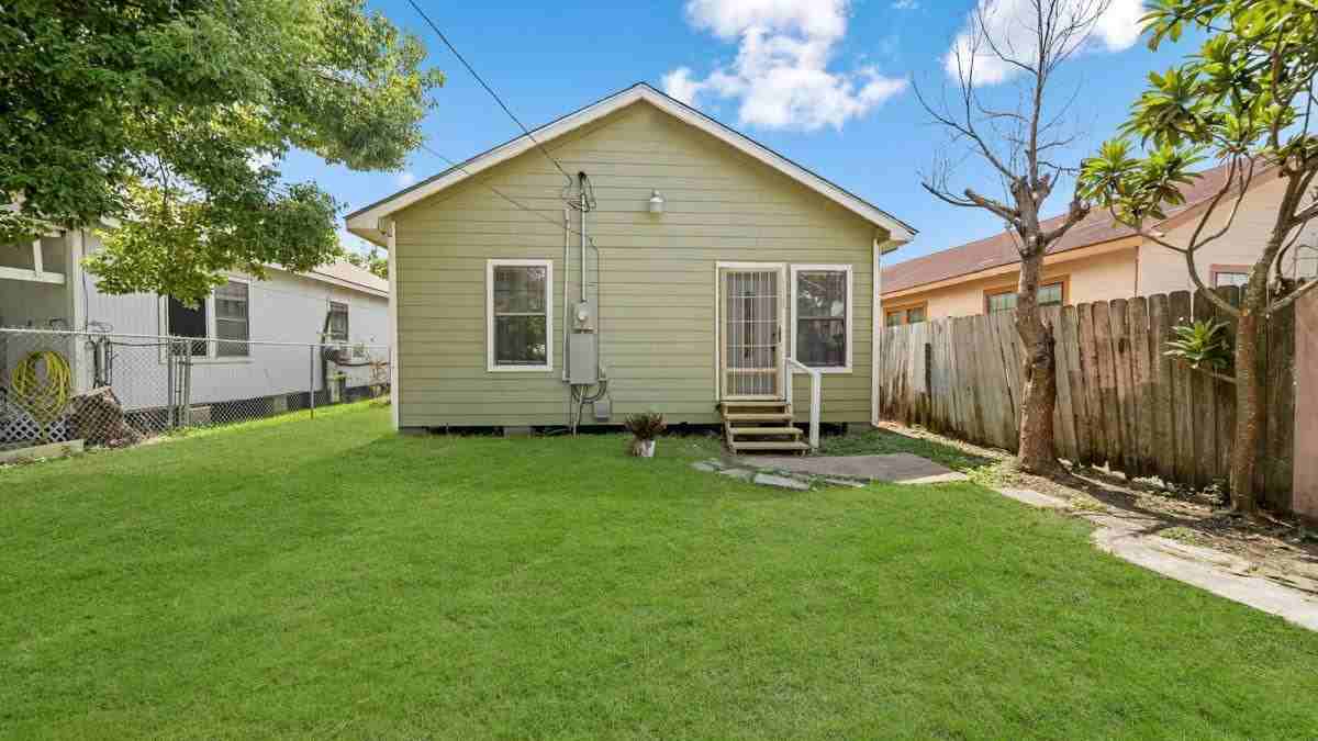 1322 Magnolia St - Photo 2 of 10