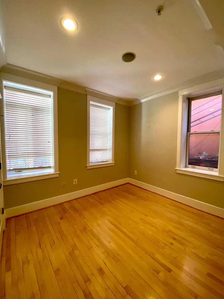 703 6th St Nw #4 - Photo 2 of 4