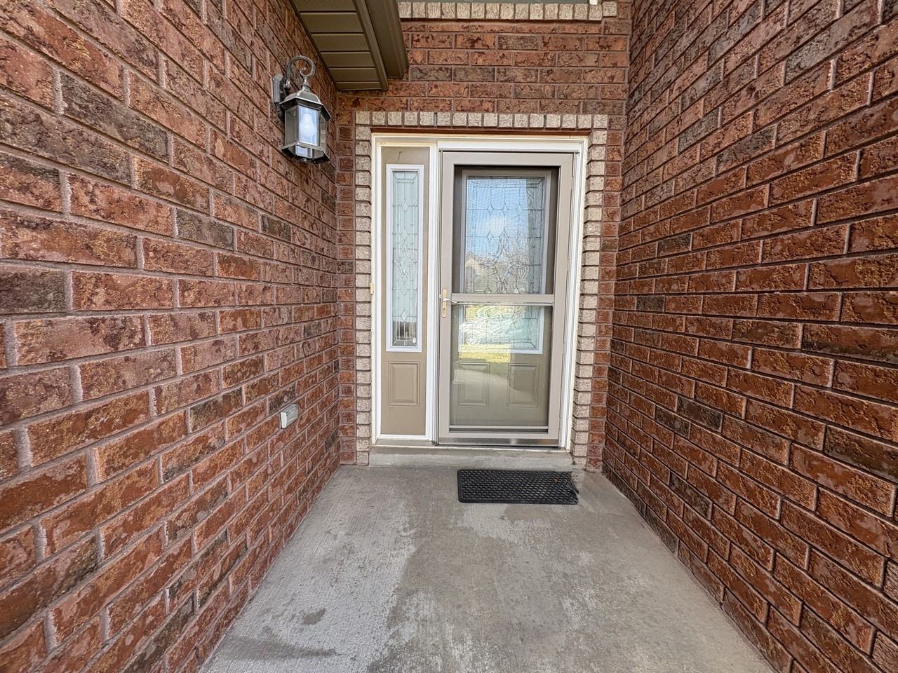 4583 Helsinki Cres - Photo 2 of 38