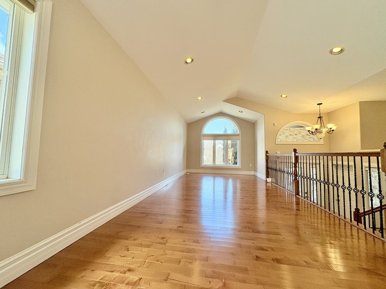 4583 Helsinki Cres - Photo 3 of 38