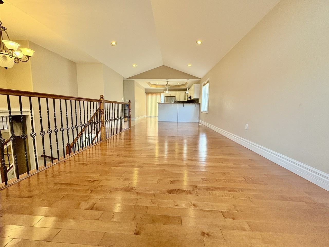 4583 Helsinki Cres - Photo 4 of 38
