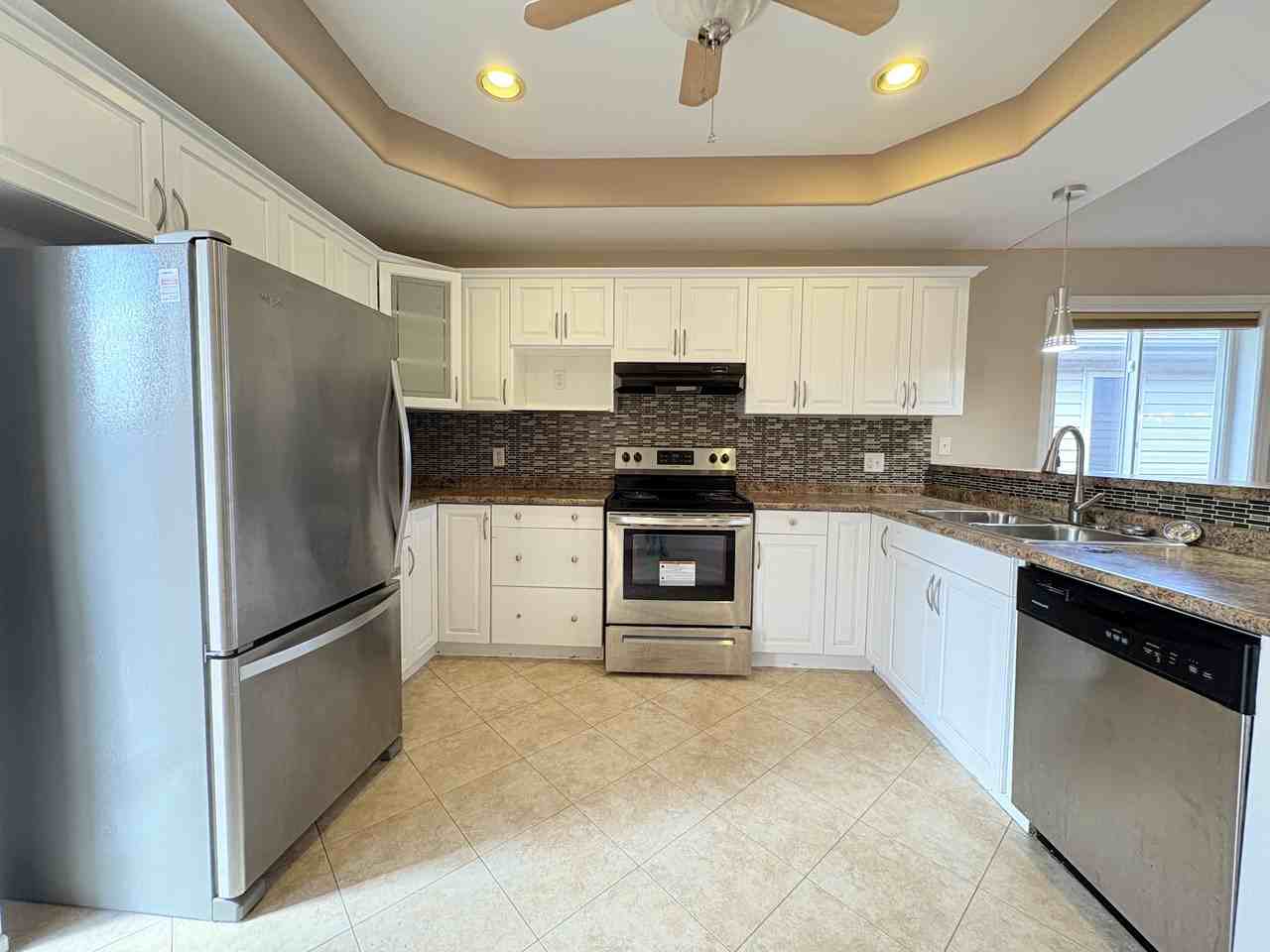4583 Helsinki Cres - Photo 5 of 38