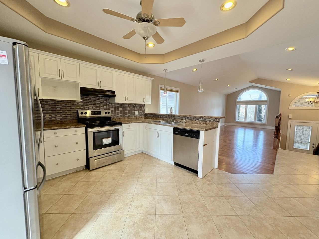 4583 Helsinki Cres - Photo 6 of 38