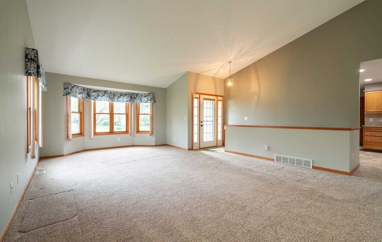 2353 Valarie Dr - Photo 5 of 37