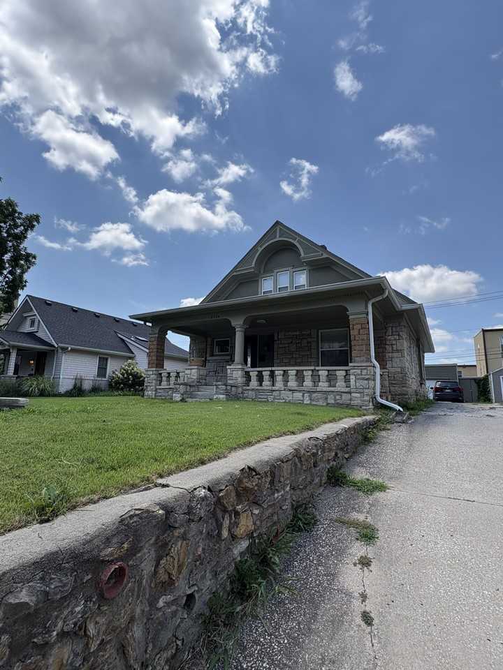 4534 Summit St - Photo 3 of 22