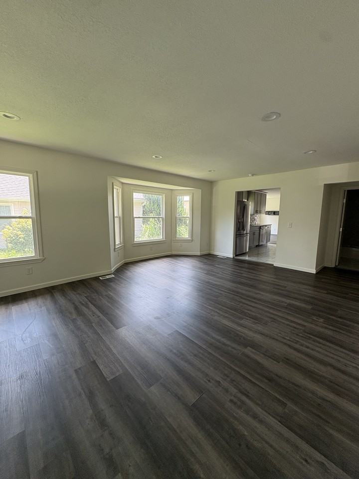 4534 Summit St - Photo 5 of 22
