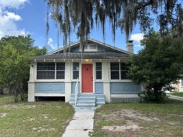 featured image of 211 N Moss St