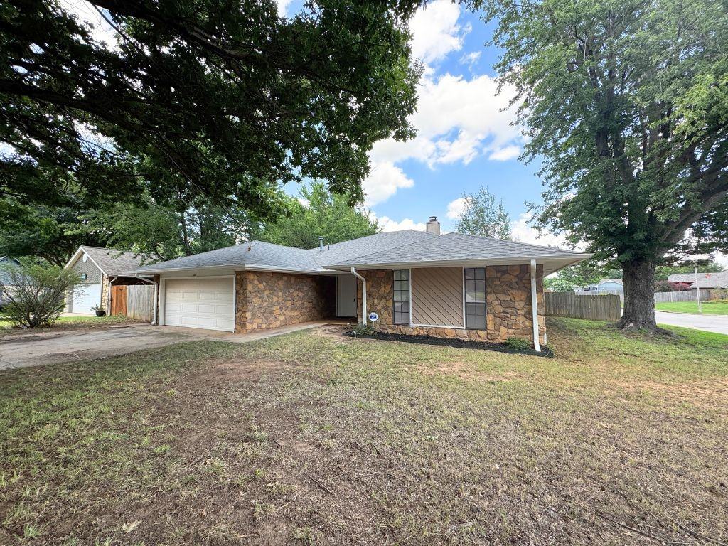 200 Lochwood Cir - Photo 2 of 21