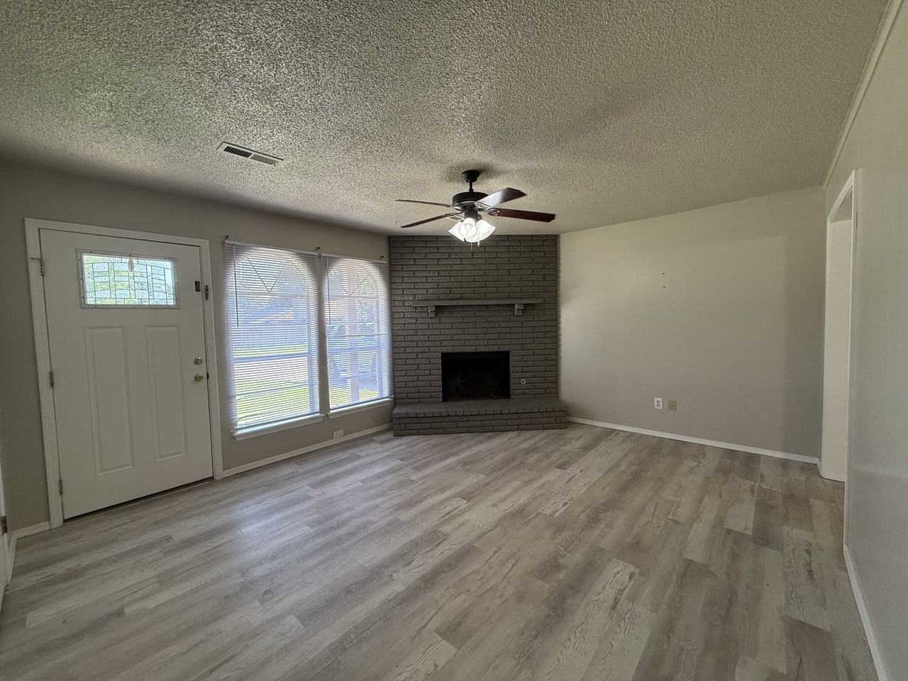308 W Austin St - Photo 3 of 12