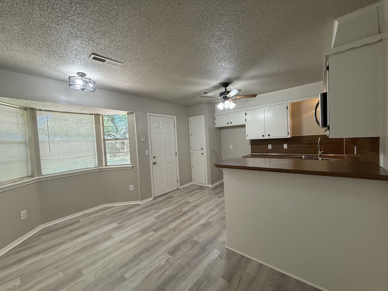 308 W Austin St - Photo 4 of 12