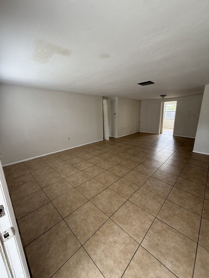 5114 Greenwood St - Photo 2 of 12