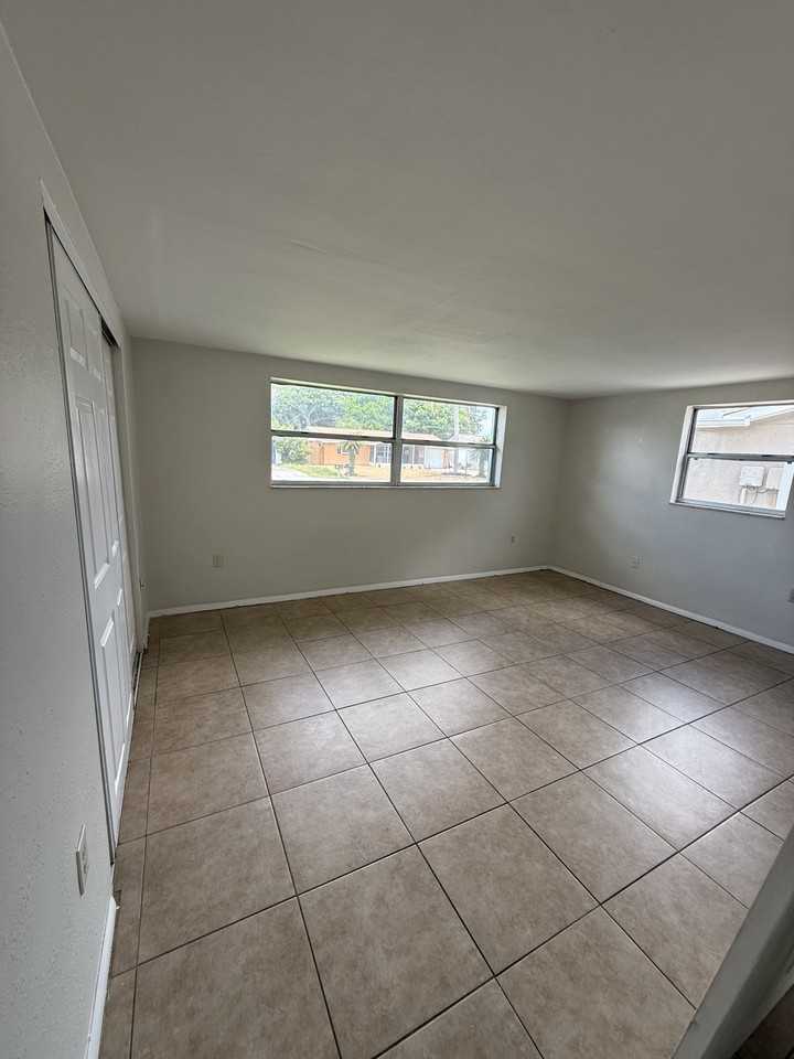 5114 Greenwood St - Photo 3 of 12