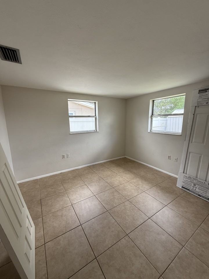 5114 Greenwood St - Photo 4 of 12
