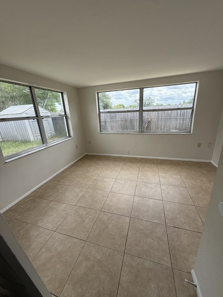 5114 Greenwood St - Photo 6 of 12