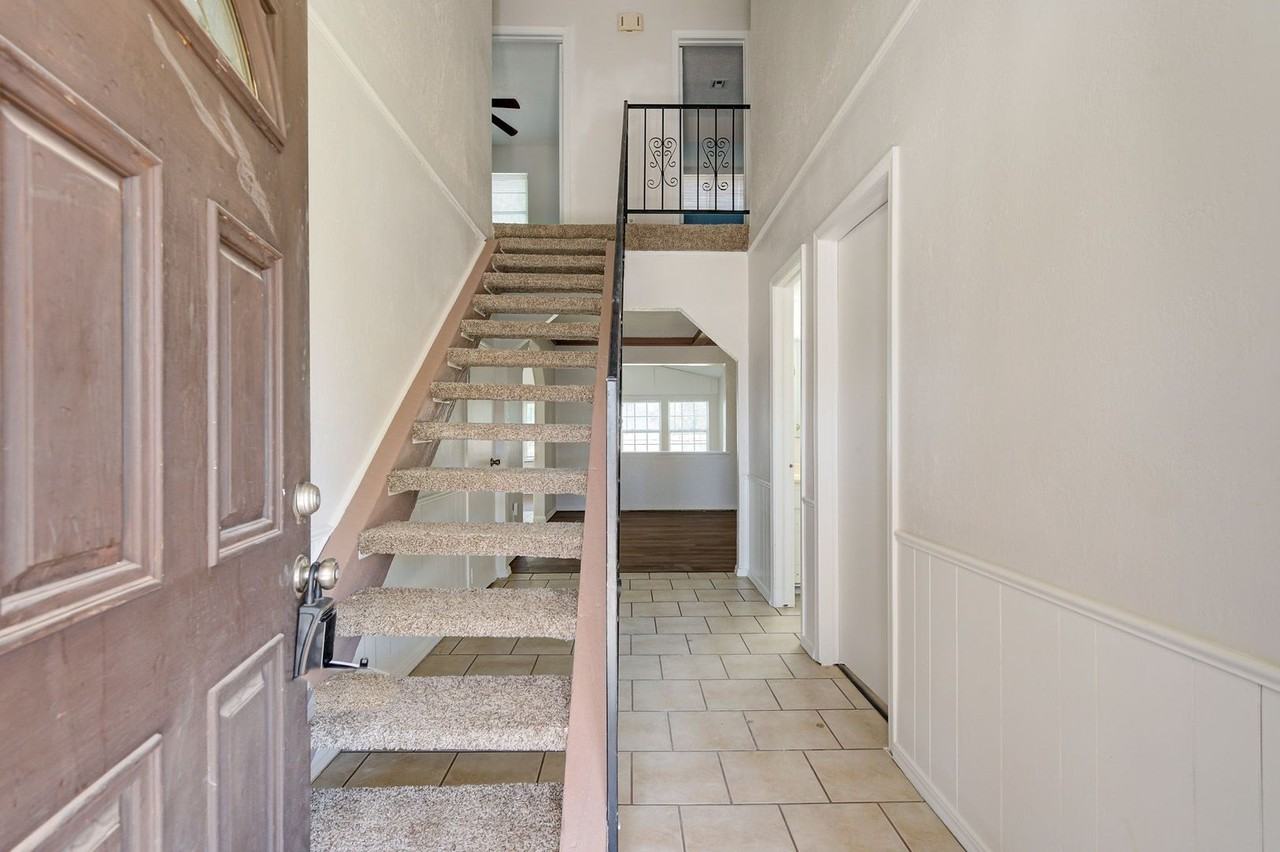 1009 Ne 6th St - Photo 3 of 28