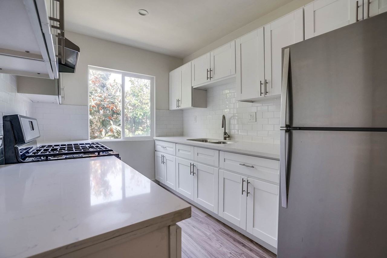 Stylish Mid‑Century Building in West Adams Park Tract - Photo 6 of 32