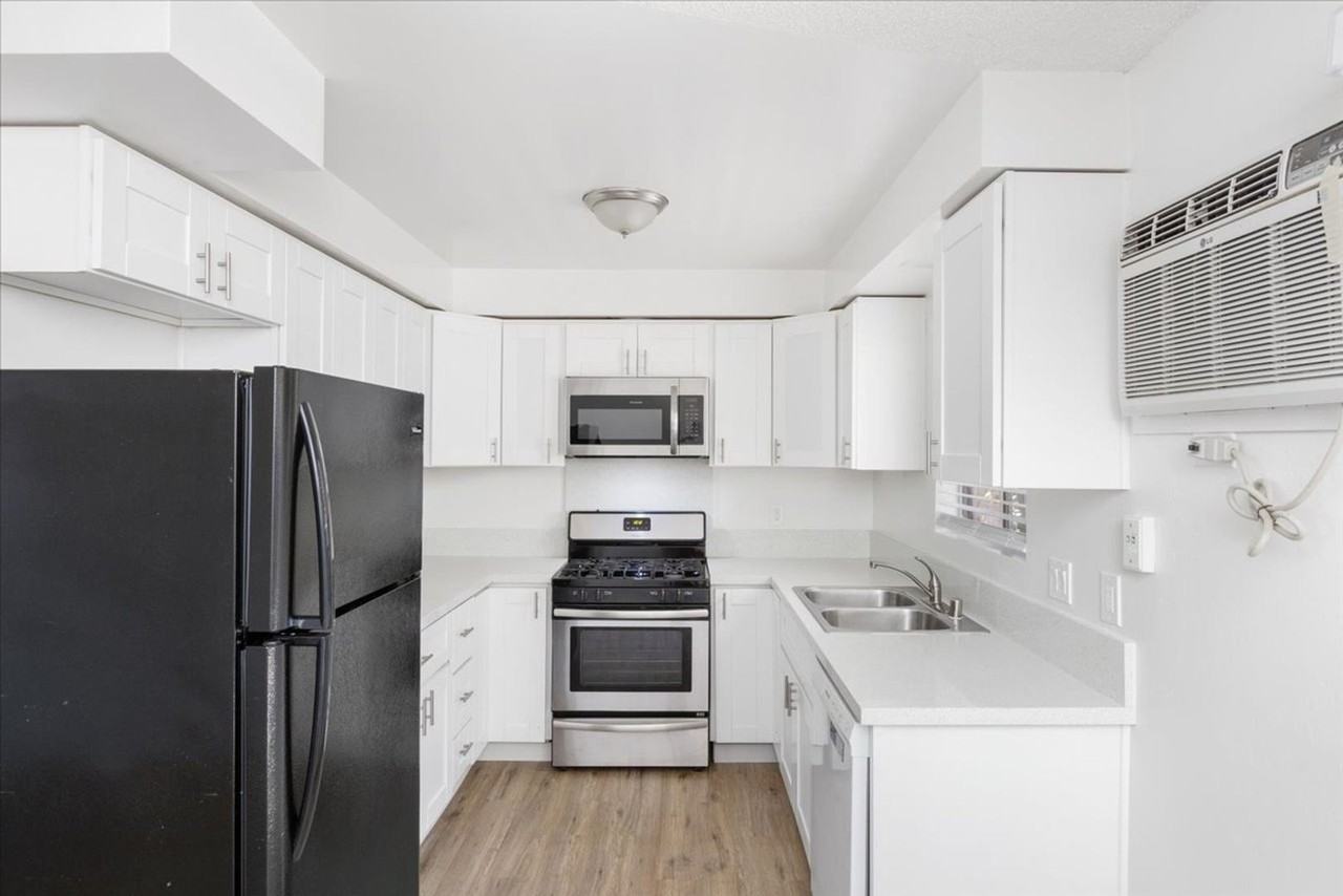 1309 S Juniper St - Photo 2 of 22