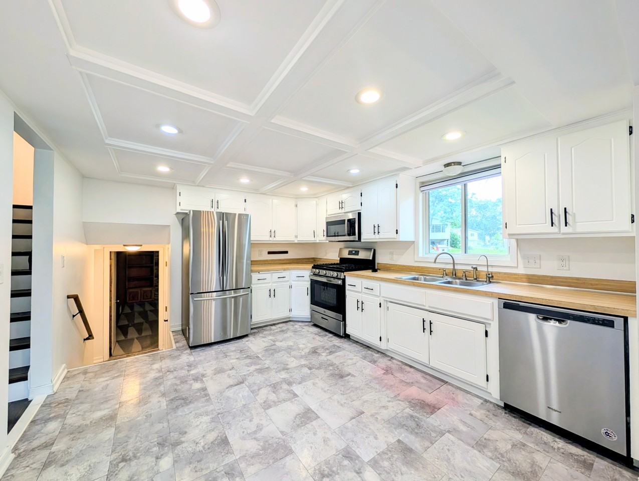 4382 Rosebriar Ave - Photo 7 of 16
