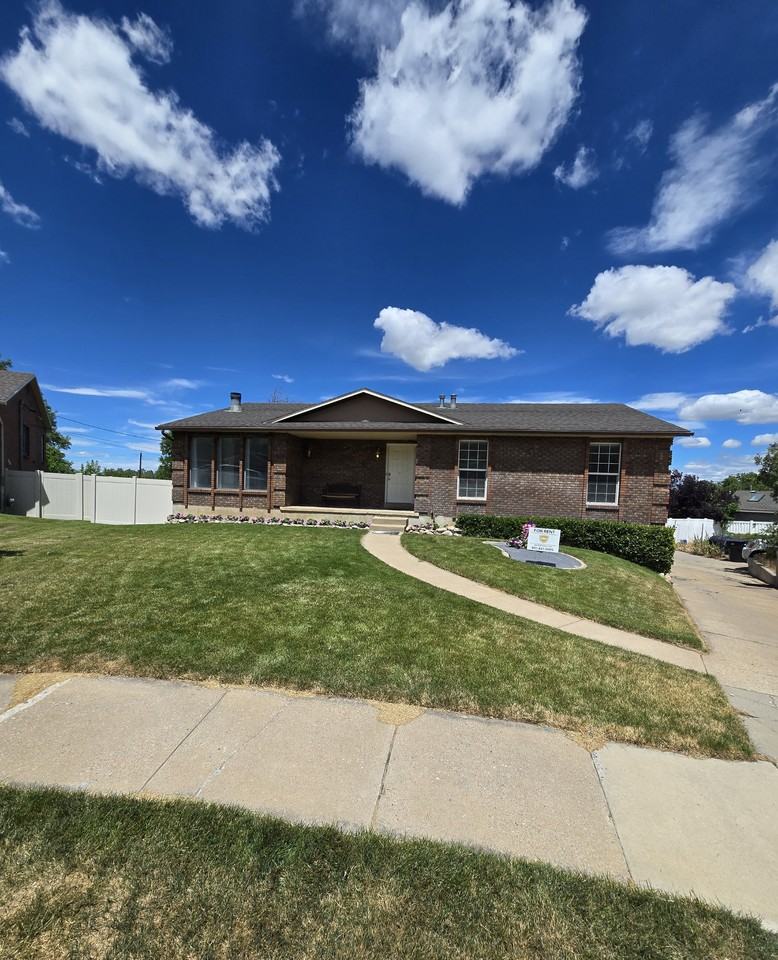 3062 Se - Photo 3 of 36