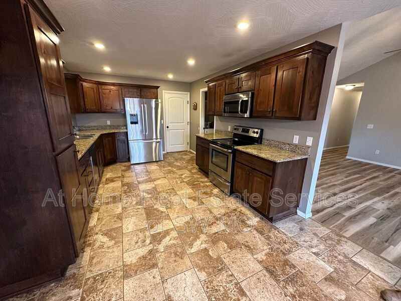 3204 E Bradford St - Photo 2 of 10