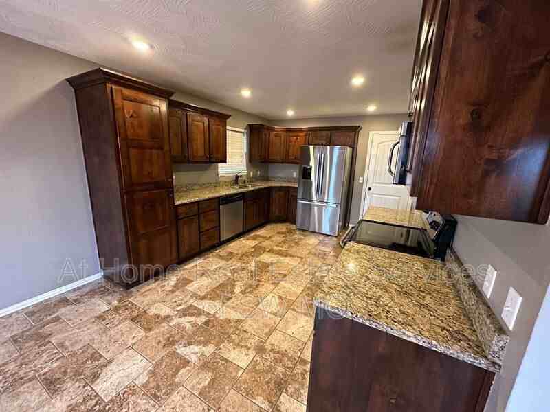 3204 E Bradford St - Photo 3 of 10