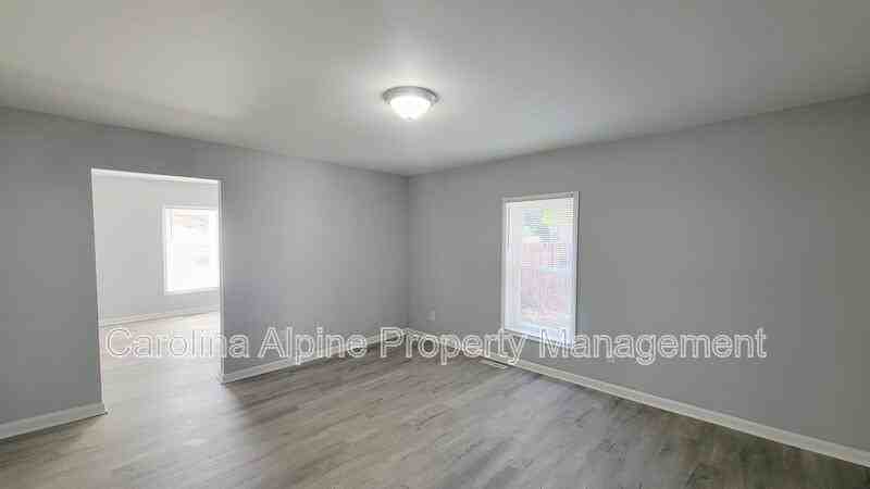 215 Foy Ave - Photo 4 of 19
