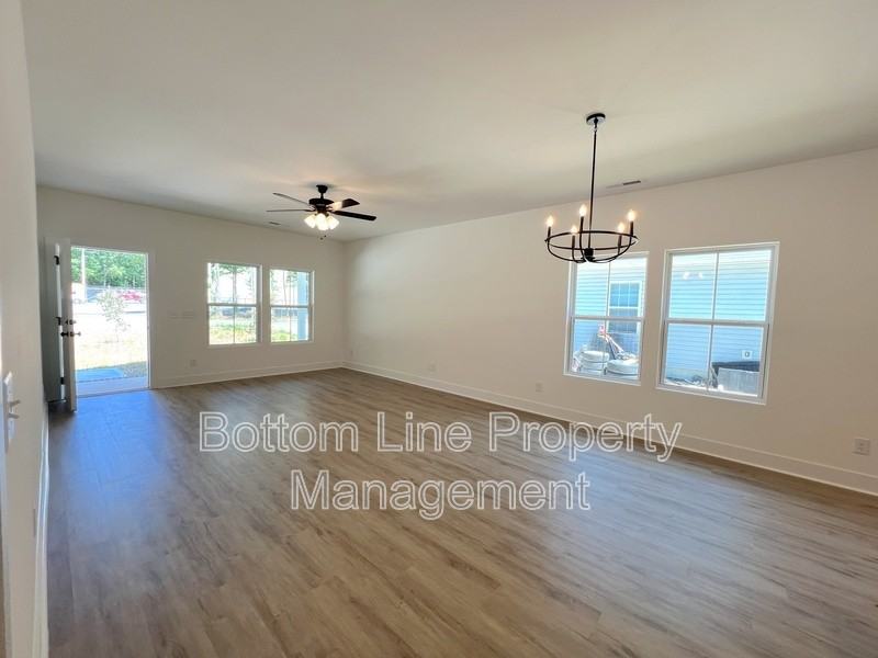 427 Mint St - Photo 4 of 18