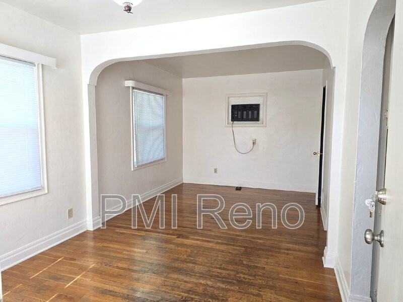 422 1/2 Saint Lawrence Ave #B - Photo 4 of 16