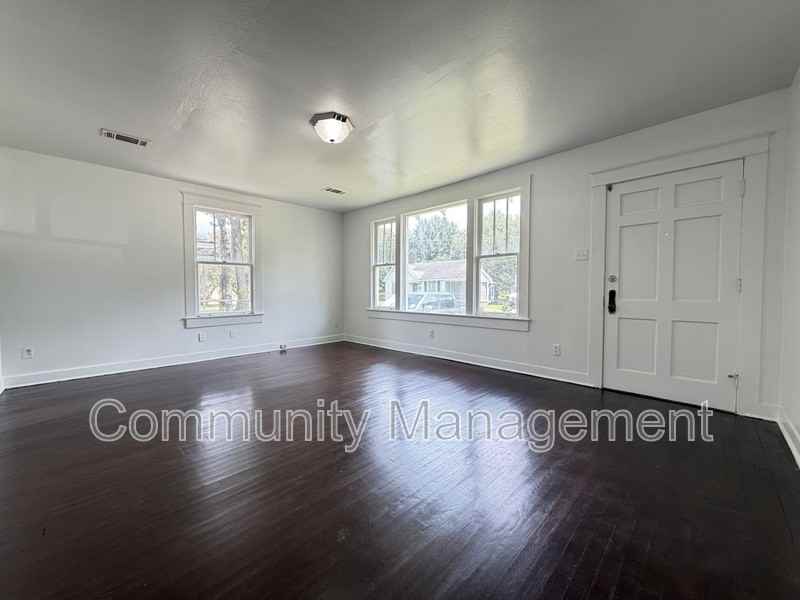 162 Chatsworth St - Photo 2 of 9