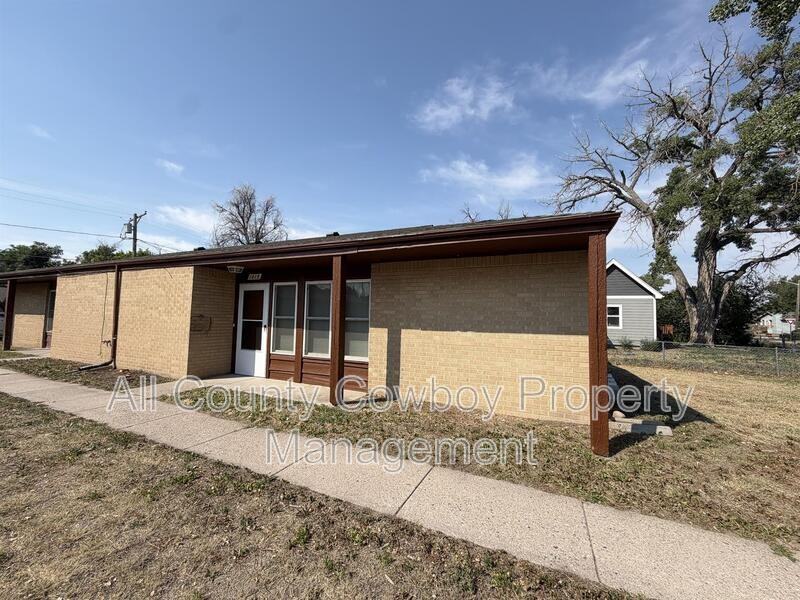 1015 E 8th St - Photo 2 of 11