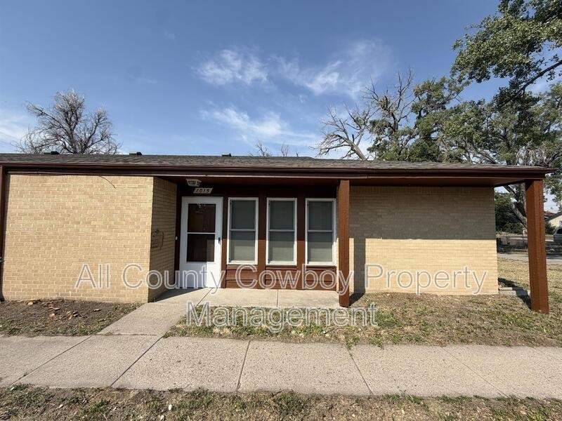 1015 E 8th St - Photo 3 of 11