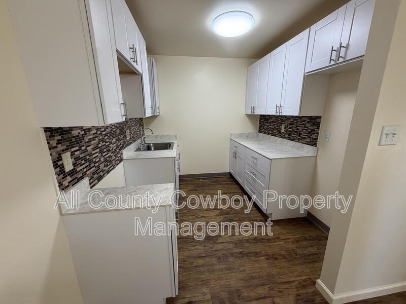 1015 E 8th St - Photo 4 of 11