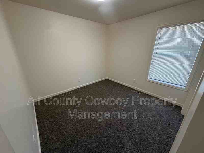 1015 E 8th St - Photo 7 of 11