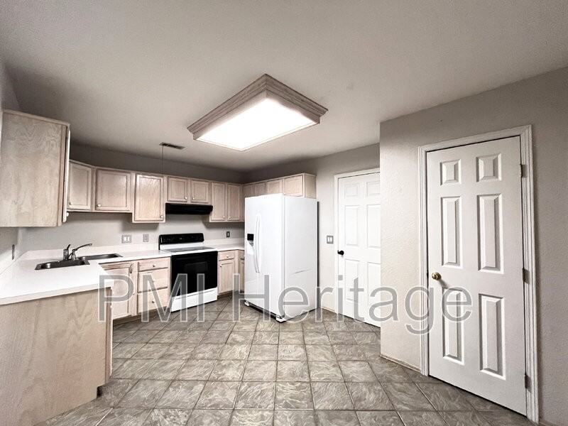 886 N Daisy Ln - Photo 7 of 22