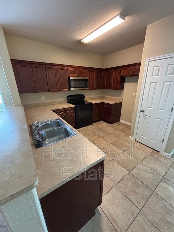 318 Main St - Photo 4 of 16
