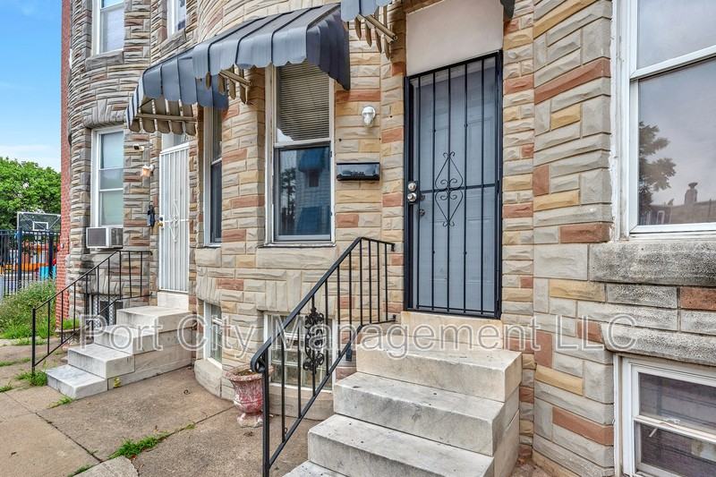1806 Aiken St - Photo 2 of 21
