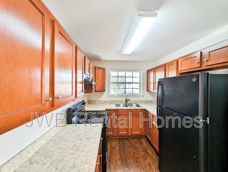 1495 Union St W - Photo 2 of 12